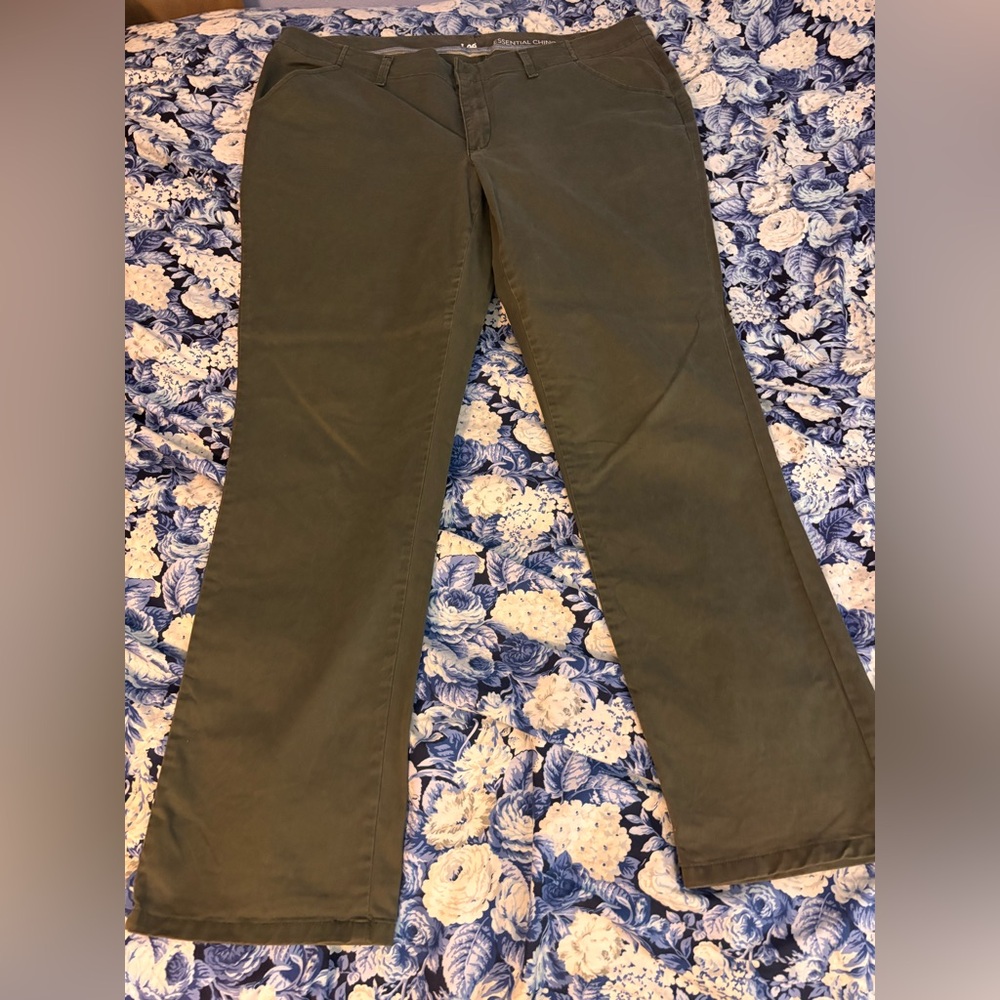 Lee Women's Essential Chino Pants in Olive